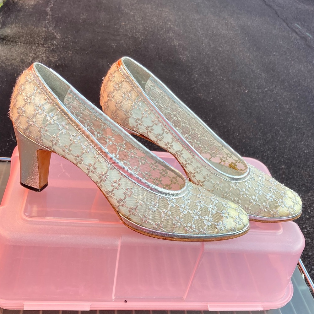 Saks Fifth Avenue Fenton Last Embroidered Floral Silver Cream Heels 7N VINTAGE